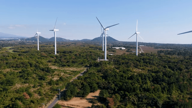 푸른 풍경 속의 풍력 터빈