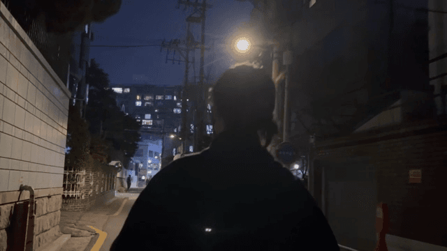 밤에 조용한 거리를 걷는 사람