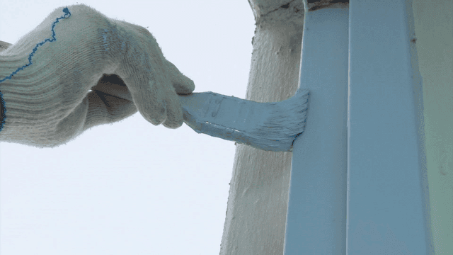 문틀에 섬세하게 페인트를 칠하는 붓