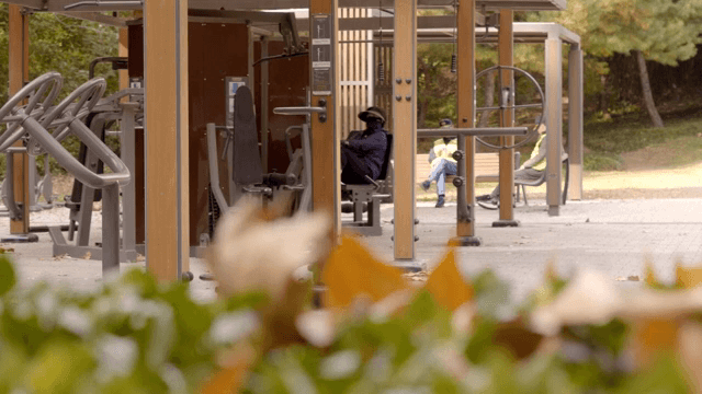 야외 체육관에서 휴식 중인 사람들