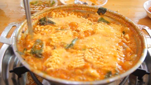 Boiling napa cabbage and pork backbone stew with ramyeon