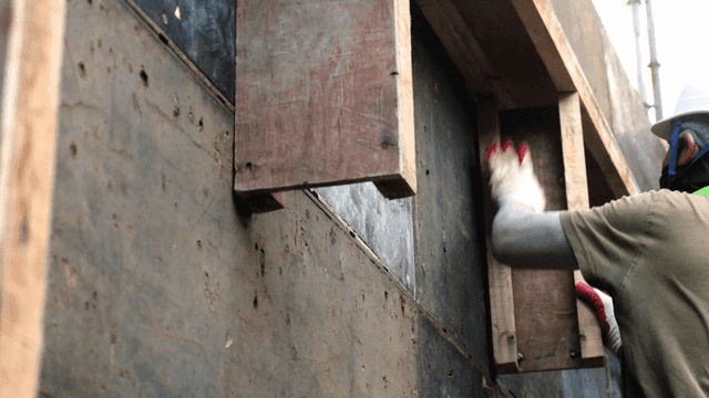 현장에서 나무 패널을 조립하는 작업자