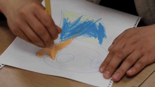 크레용으로 그림을 그리는 모습