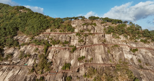 구불구불한 길이 있는 산의 경치