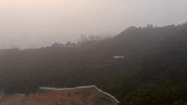 안개 낀 도시 풍경과 주변 산