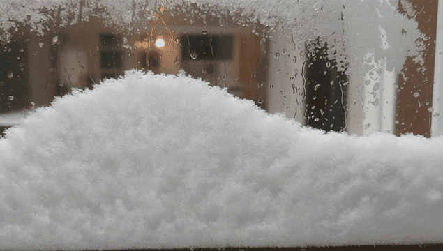 창문에 쌓인 눈과 물방울