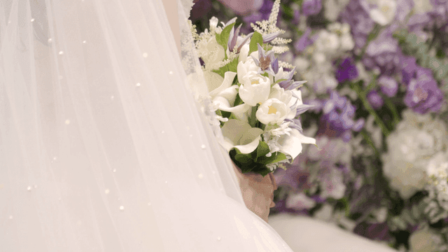 신부가 흰 꽃다발을 들고 있는 모습