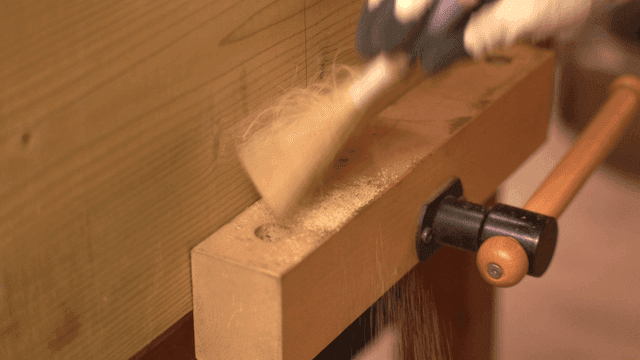 톱밥이 청소되는 나무 작업대