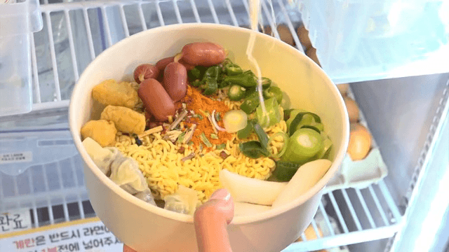 다양한 토핑을 추가하는 라면 한 그릇