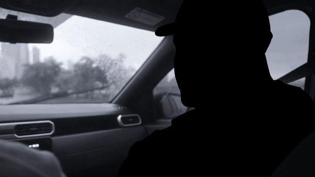 비 오는 도시 풍경 속 운전