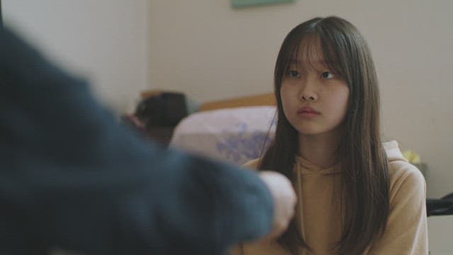 어른에게서 돈을 받는 소녀