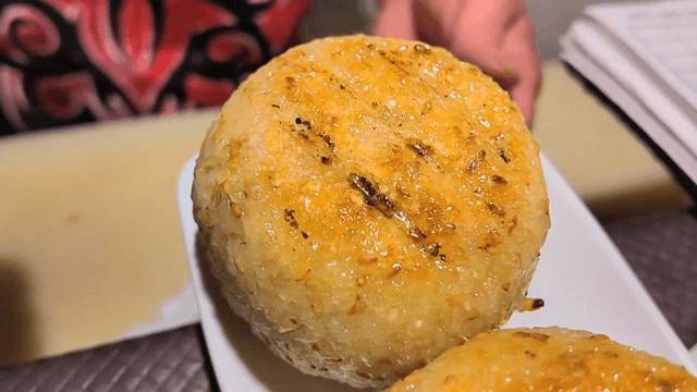 접시에 담긴 구운 주먹밥