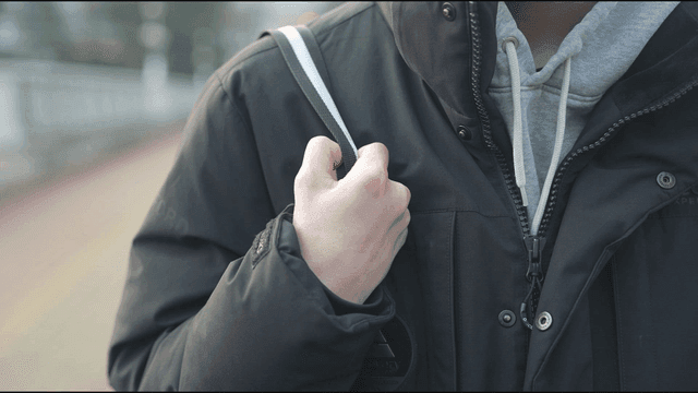 가방 끈을 잡고 있는 사람