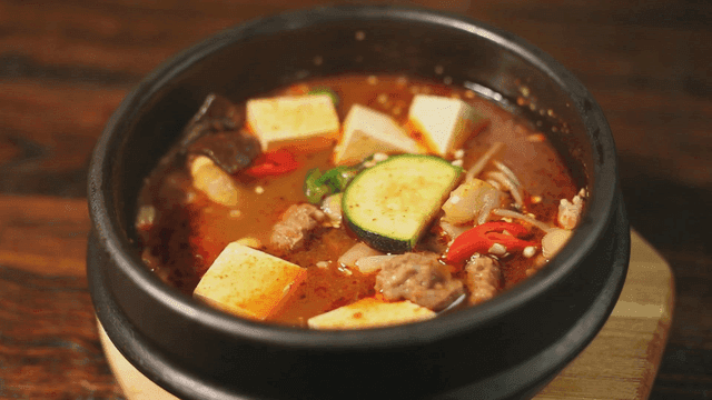 Soybean paste stew with tofu and vegetables