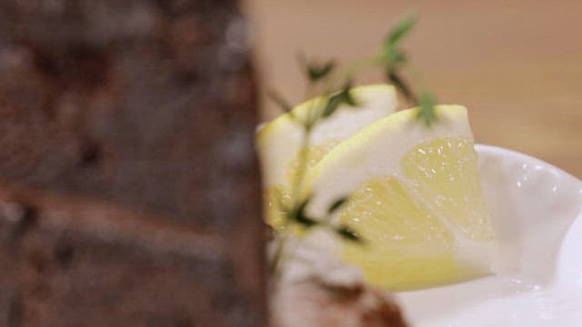 레몬 슬라이스와 초콜릿 케이크