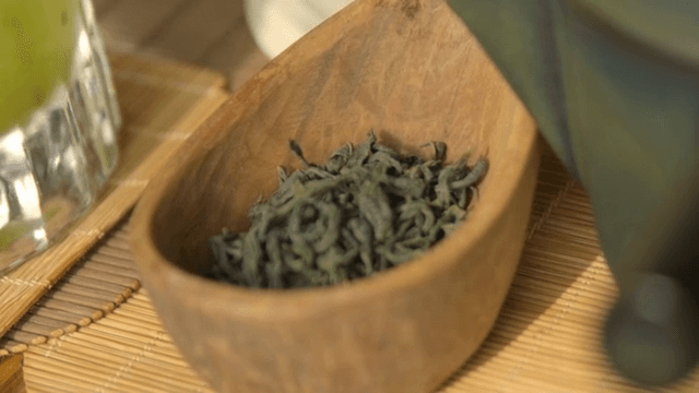 나무 그릇에 담긴 말린 차 잎