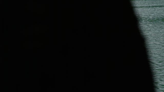 고요한 호수에 떠 있는 작은 나무 오두막