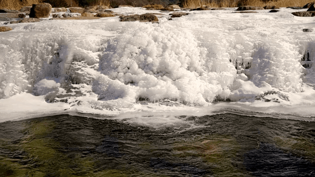 겨울의 얼음과 흐르는 강