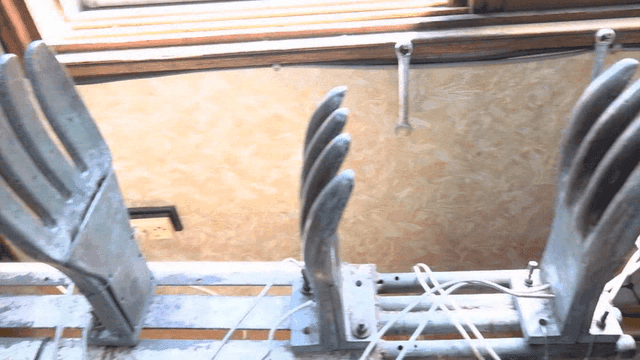 작업장의 장갑 모양 금속 틀과 장비들