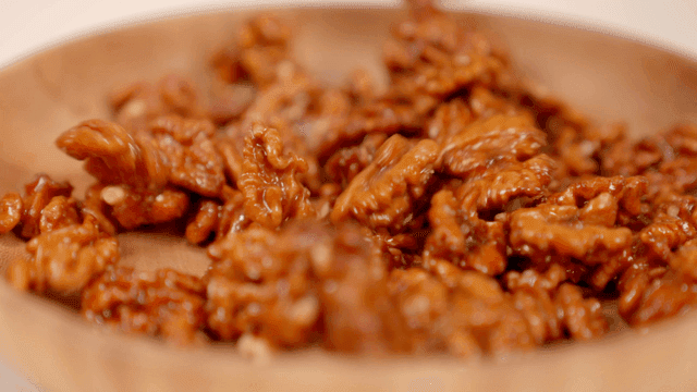 나무 그릇에 담긴 호두정과