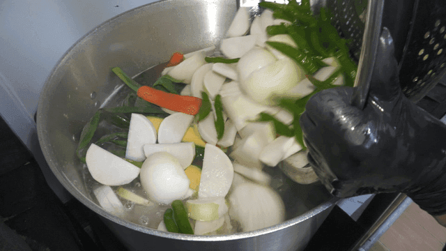 끓는 냄비에 넣어지는 채소들