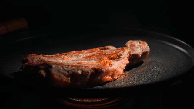뜨거운 그릴에서 요리되는 스테이크