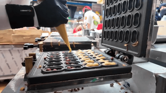 땅콩이 있는 틀에 붓는 반죽