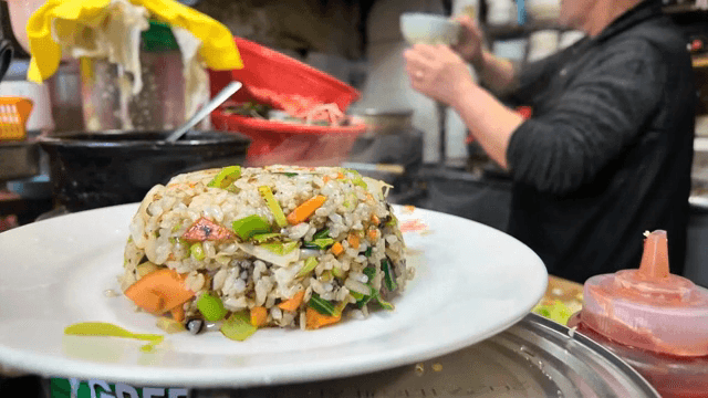 볶음밥이 준비되는 모습