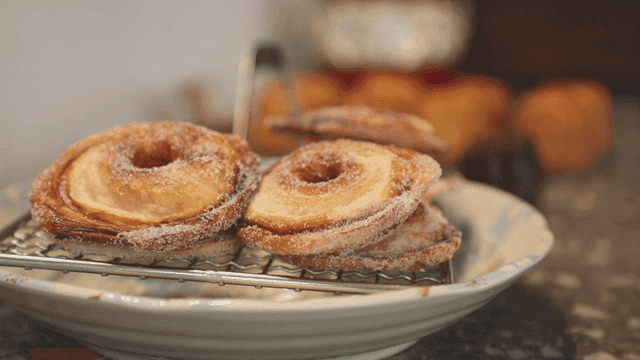 접시에 갓 구운 페이스트리