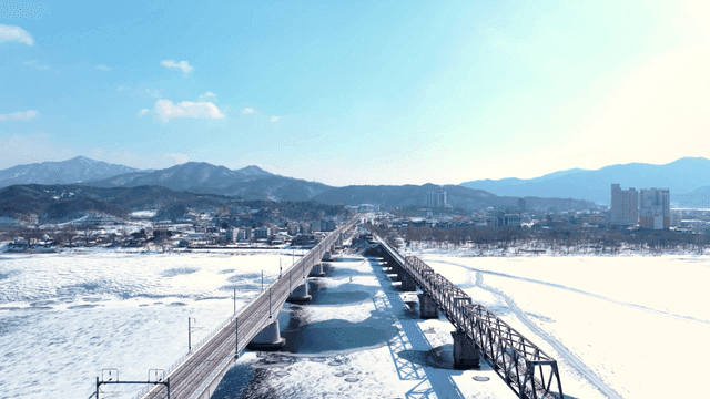 눈 덮인 다리와 강