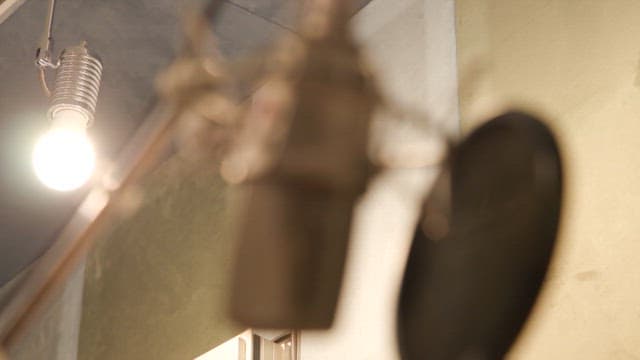 불 켜진 녹음 스튜디오에 있는 마이크