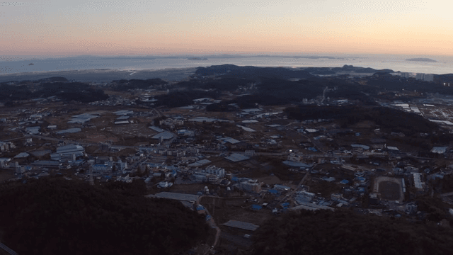 해질녘의 고요한 시골 마을