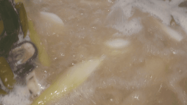 야채와 함께 끓여지는 진한 고기 육수 냄비