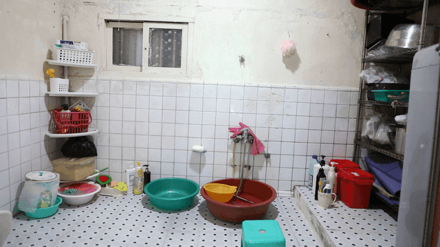 청소 도구가 있는 단순한 욕실