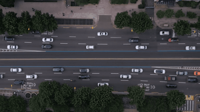 여러 대의 차량으로 붐비는 도로