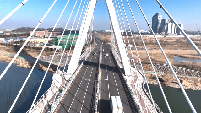 도시 풍경과 강 위의 다리