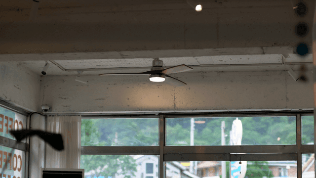 아늑한 카페의 천장 실링팬