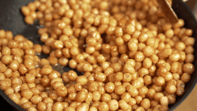 Honey-coated oranda stirred in pan