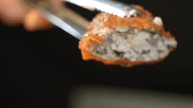 Scissors for cutting fried chicken skin dumplings