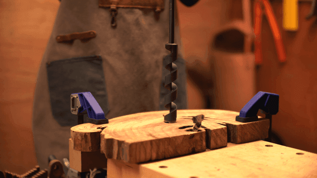 작업장에서 나무에 드릴 작업