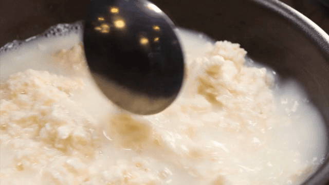 숟가락으로 젓는 그릇에 담긴 순두부