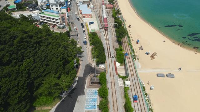 해안 철도와 해변 마을