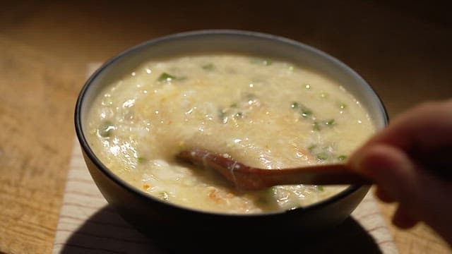 채소와 해산물이 듬뿍 들어간 따뜻한 게살죽 한 그릇