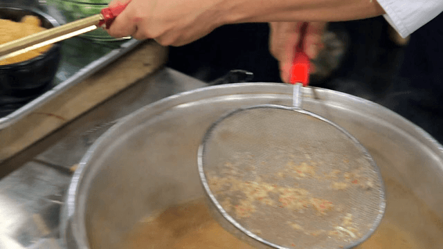 냄비에서 건져낸 굴을 그릇에 옮기는 장면