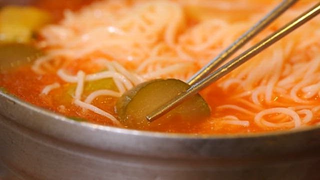 새콤하고 시원한 오이지 국수에 들어간 오이