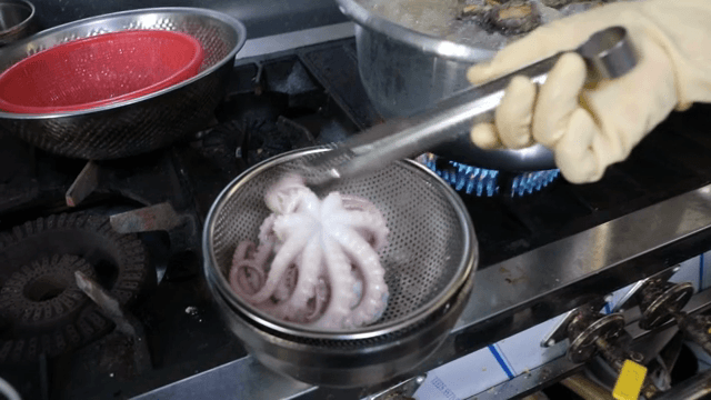 주방에서 준비되는 낙지