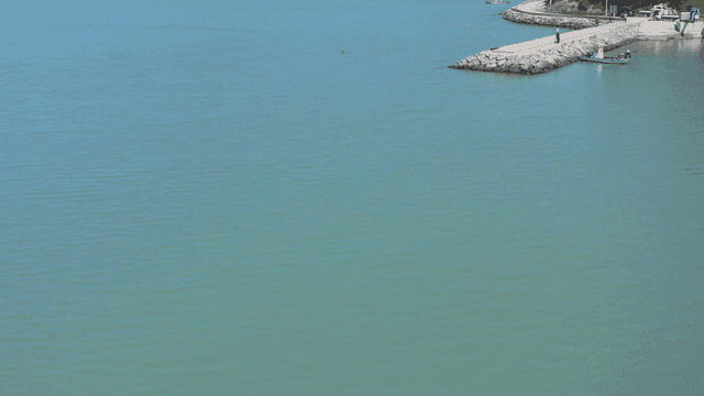 보트와 먼 산이 있는 잔잔한 바다