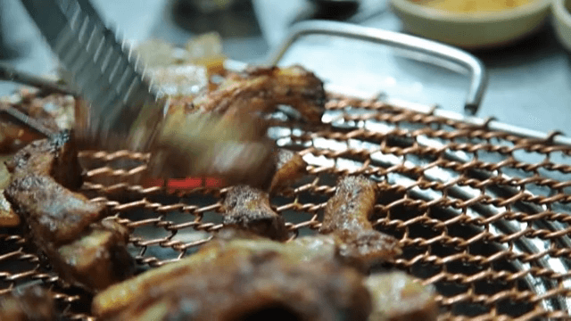 바비큐 그릴 위의 갈비