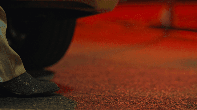 밤에 차에서 내리는 발