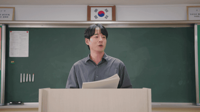 시험지를 들고 설명하는 선생님